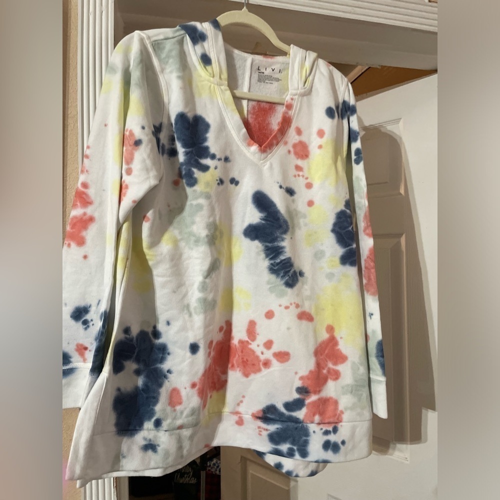 NWT LIVI Sweatshirt with hoodie tye dye   size  18/20 🌸 BN 46